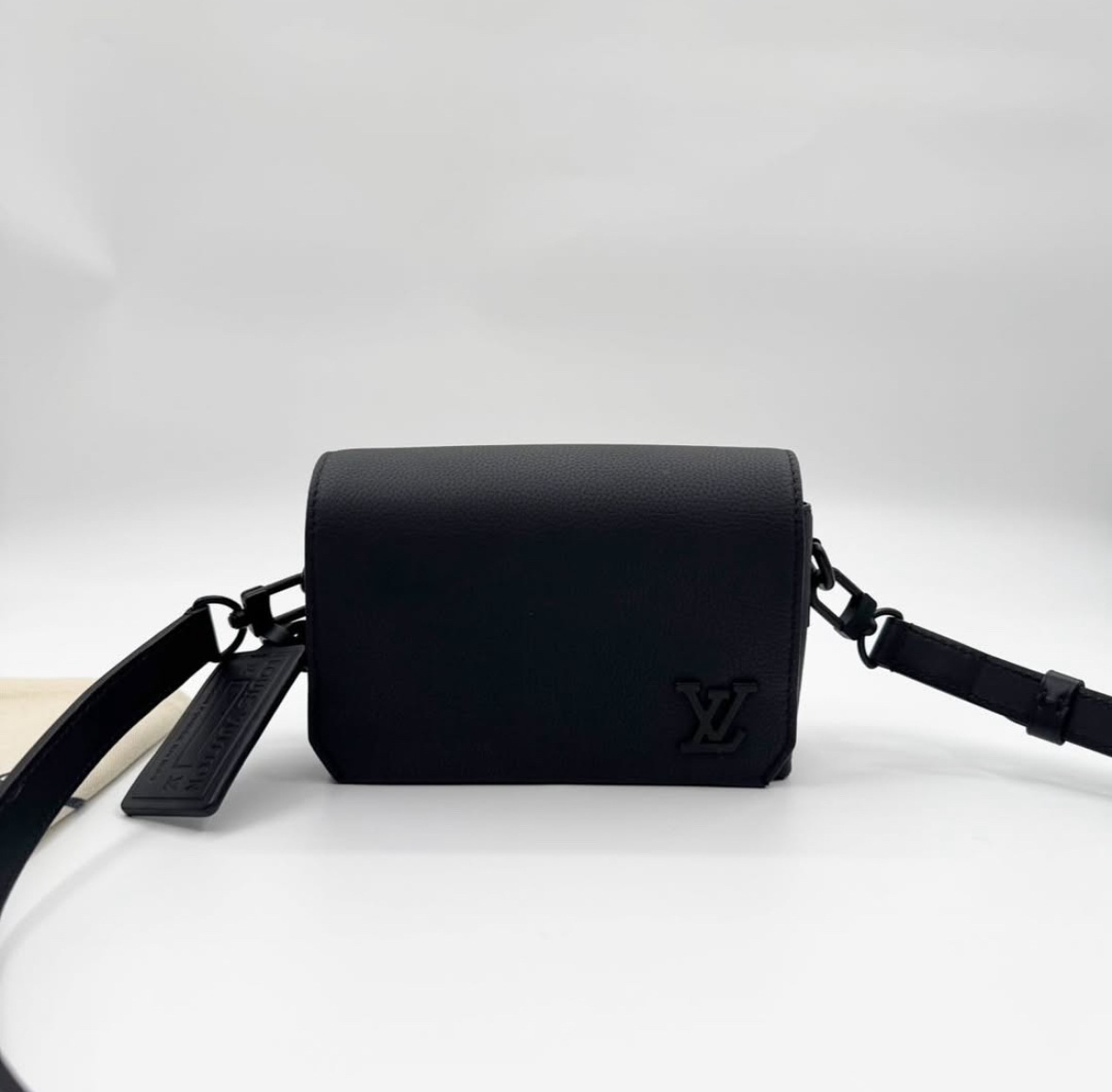louis vuitton 牛皮翻蓋隨身小包